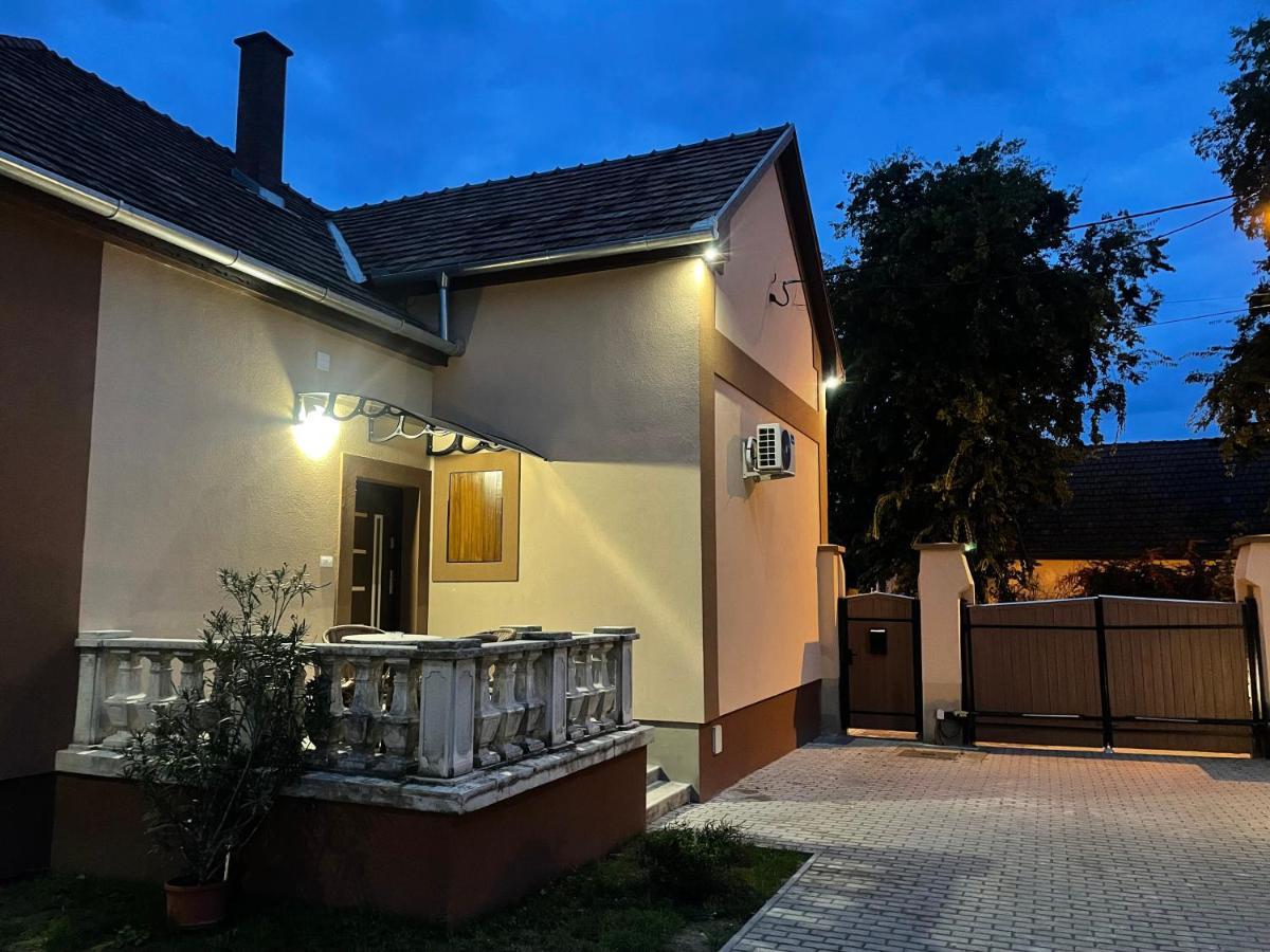 Kovacs Apartmanhaz Kiskunhalas Buitenkant foto