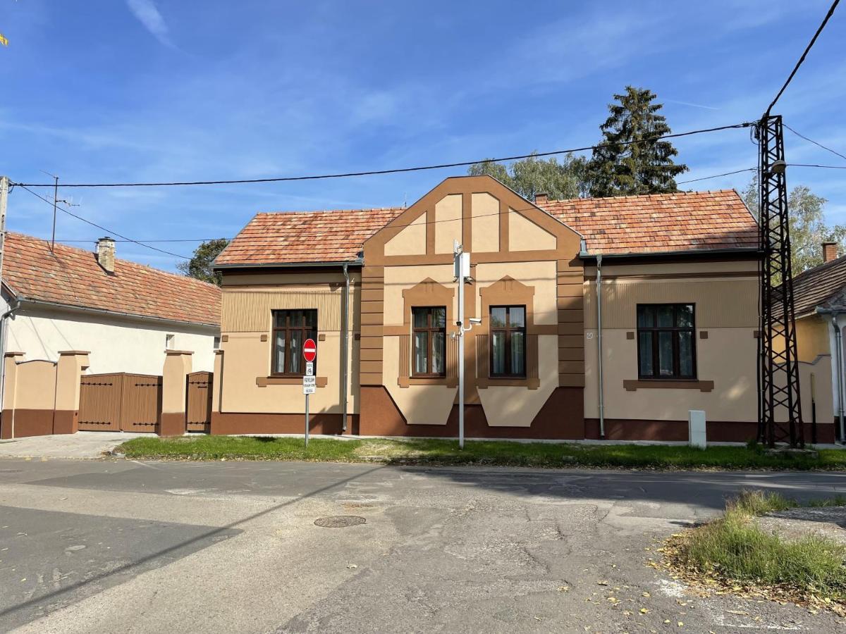 Kovacs Apartmanhaz Kiskunhalas Buitenkant foto