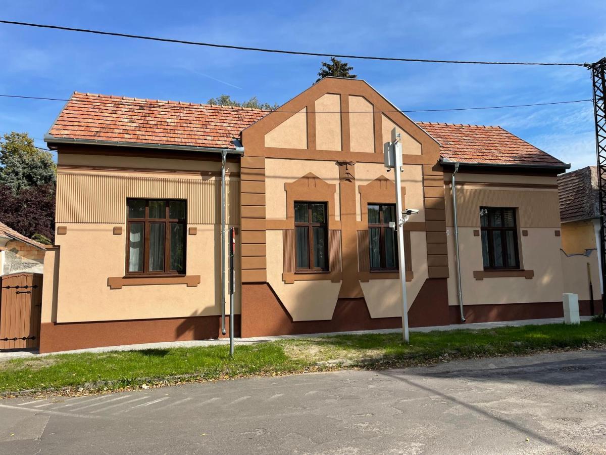 Kovacs Apartmanhaz Kiskunhalas Buitenkant foto